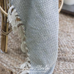 Nahaufnahme Design blau graue Decke mit beige farbenen Fransen