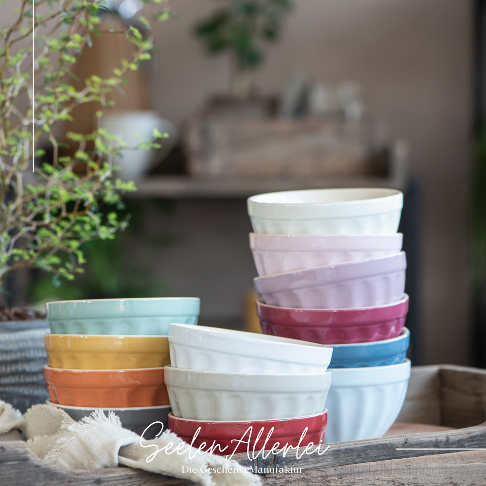 Müslischalen von Mynte IBLaursen übereinander gestapelt auf einem Holztablett in einer Küche