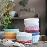 Müslischalen von Mynte IBLaursen übereinander gestapelt auf einem Holztablett in einer Küche