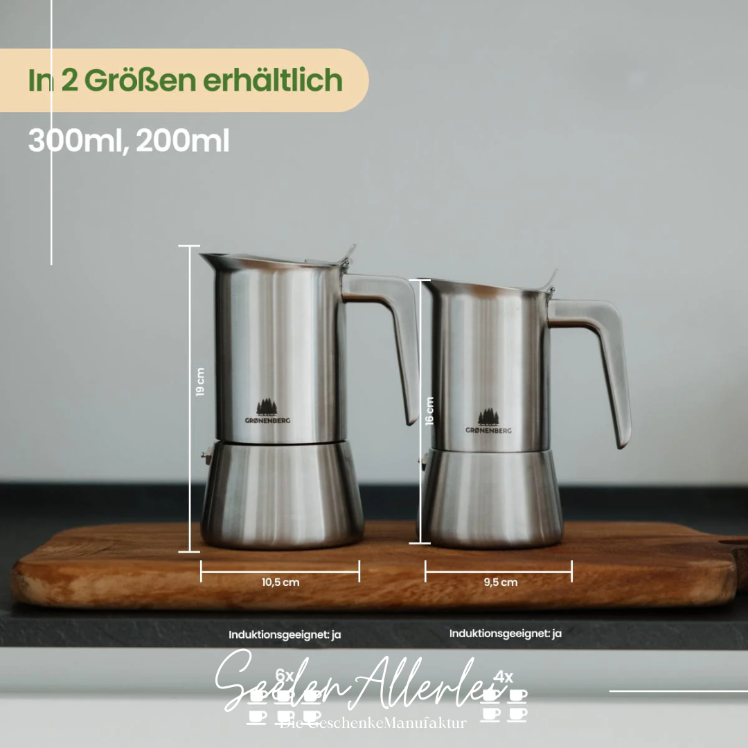 Espressokocher aus Edelstahl in zwei verschiedenen Größen auf einem holzbrett