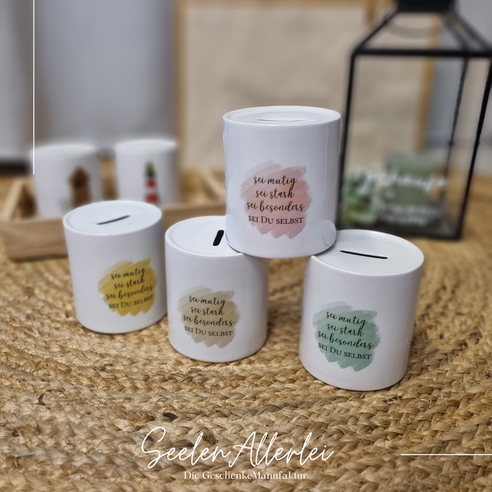 Porzellandosen mit verschieden farbigen Sprüchen stehen vor einer Laterne auf einem Teppich