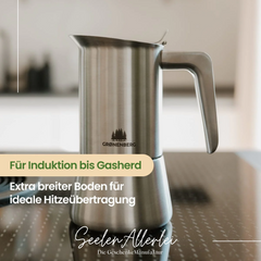 Espressokocher aus Edelstahl auf einer Küchenarbeitsplatte
