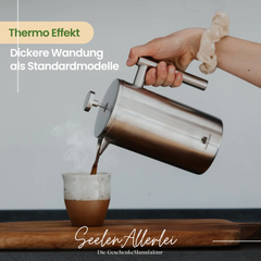 Frau gießt aus einer Edelstahl French Press einen Kaffee in einen Keramikbecher