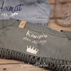 olive farbener Netzbeutel mit der Aufschrift Königin des Alltags