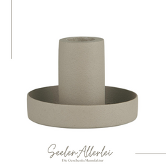 Detailaufnahme des Kerzenhalter in ash grey von Ib Laursen vor weißem Hintergrund.