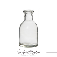 Apothekerglas klar klein als Detailaufnahme auf weißem Hintergrund