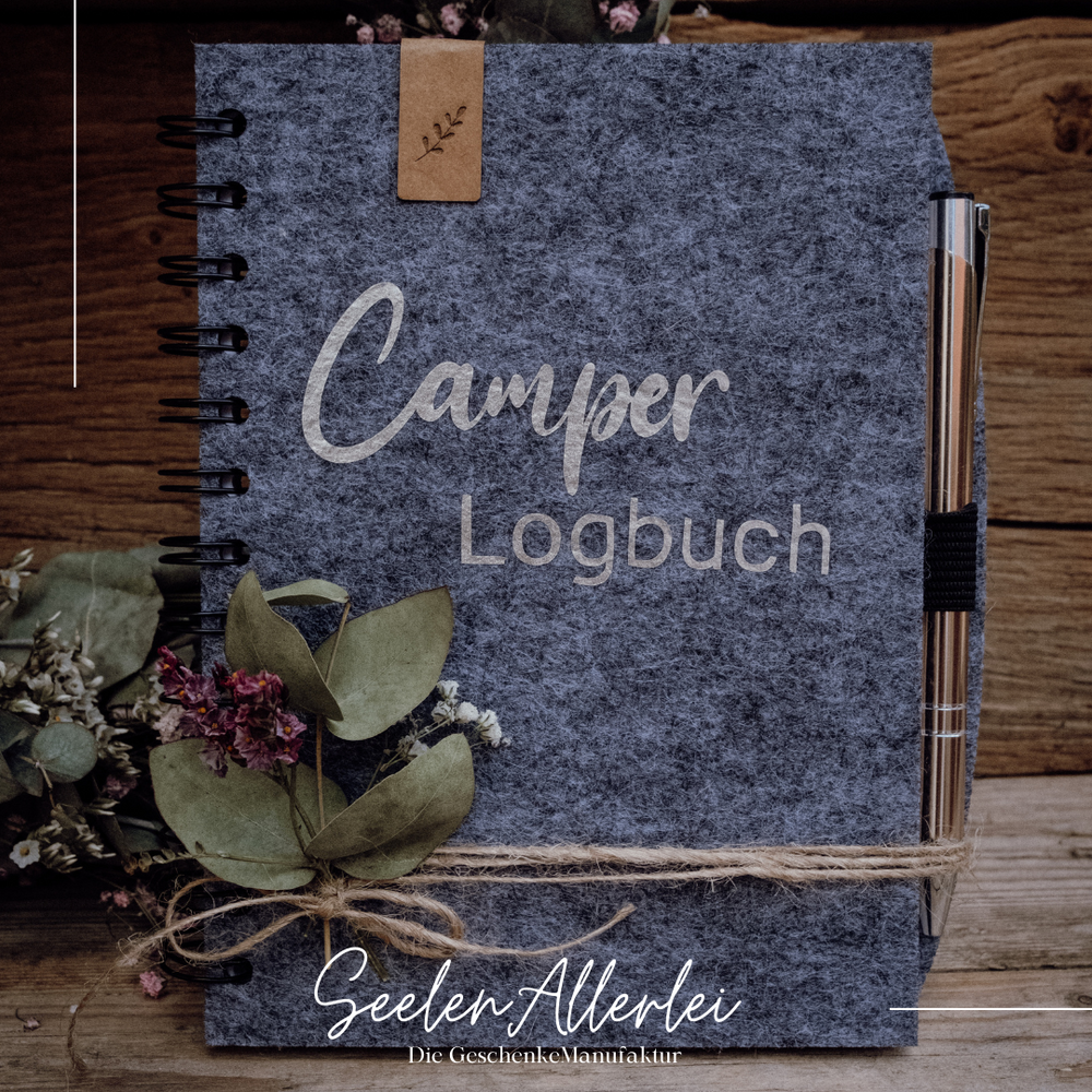 Notizbuch mit Filzeinband schön dekoriert mit Jugeband und Trockenblume als Geschenk mit dem Aufdruck Camper Logbuch
