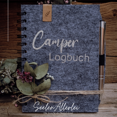 Notizbuch mit Filzeinband schön dekoriert mit Jugeband und Trockenblume als Geschenk mit dem Aufdruck Camper Logbuch