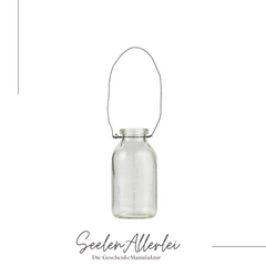 kleine Glasflasche mit Draht vor weißem Hintergrund