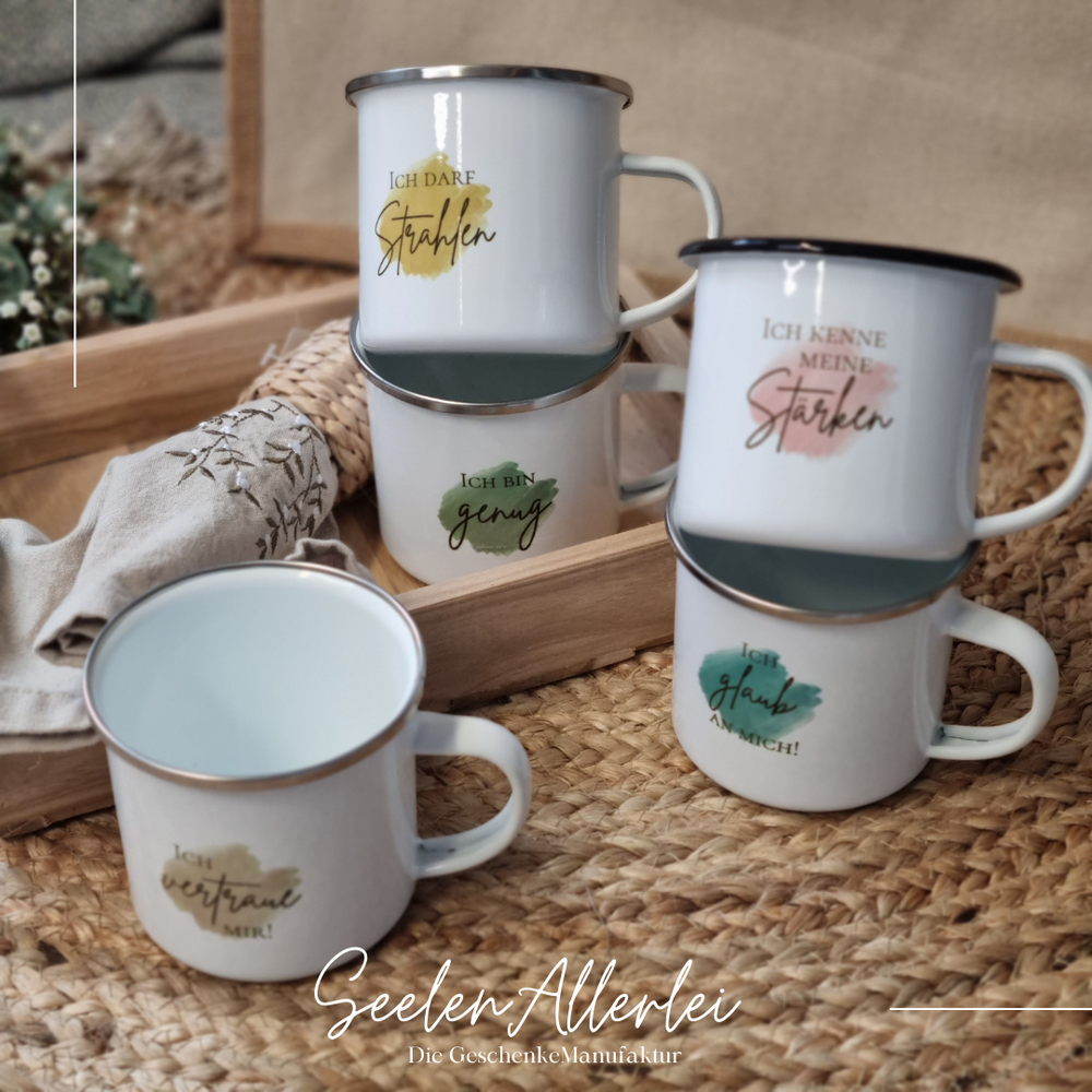 Emailletasse mit silbernem oder schwarzem Rand und verschiedenen Aufschriften zur Individualisierung