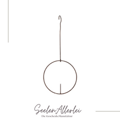 Vogelfutterspieß aus Metall auf weißem Hintergrund