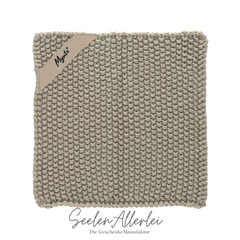 Einzelaufnahme Topflappen beige von der Mynte-Serie aus gestrickter Baumwolle vor weißem Hintergrund