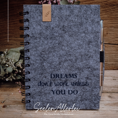 Dreams don´t work unless you do steht auf einer grauen Filzkladde