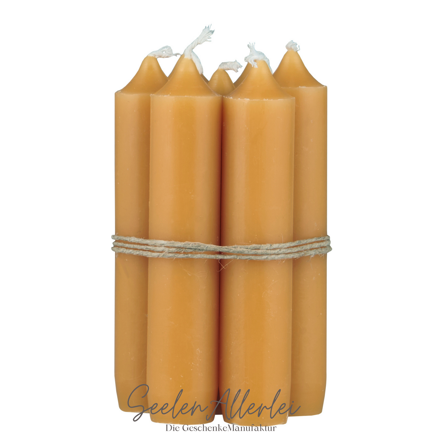 6 mustard farbene Kerzen sind mit Juteband aneinander gebunden und sind vor weißem Hintergrund fotografiert worden
