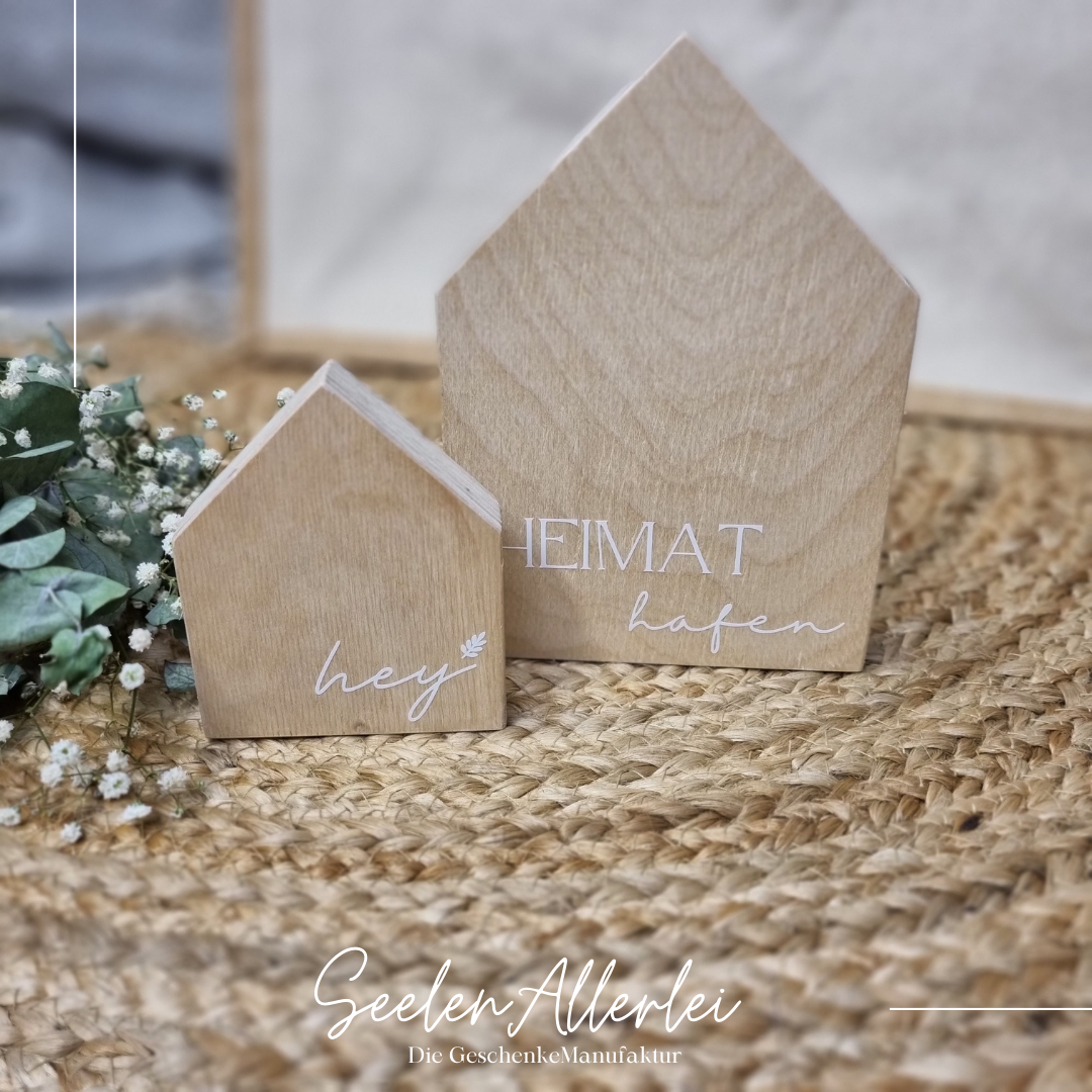 Holzhaus mittel und klein mit weißem Aufdruck hey und Heimathafen