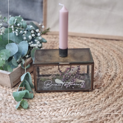 Glasbox für Stabkerzen als Kerzenständer mit der Aufschrift Brautstrauß.