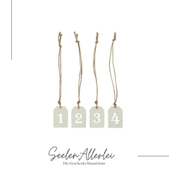 4 metall anhänger weihnachten zahlen 1-4 auf weißem Hintergrund