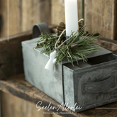 Kerzenbox aus Zink mit Schublade zum Aufziehen gefüllt mit weißen Kerzen