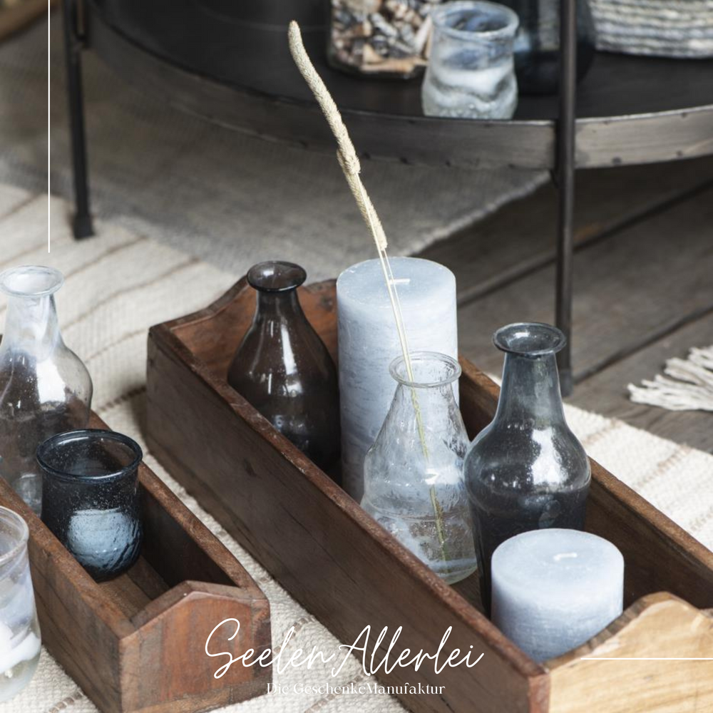 Holztablett unika von iblaursen mit Vasen und blauen Stumpenkerzen