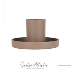 Metallständer für Kerzen in malva vor weißem Hintergrund