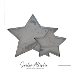 zwei Tabletts in Sternform und unterschiedlichen Größen vor weißem Hintergrund als Einzelaufnahme