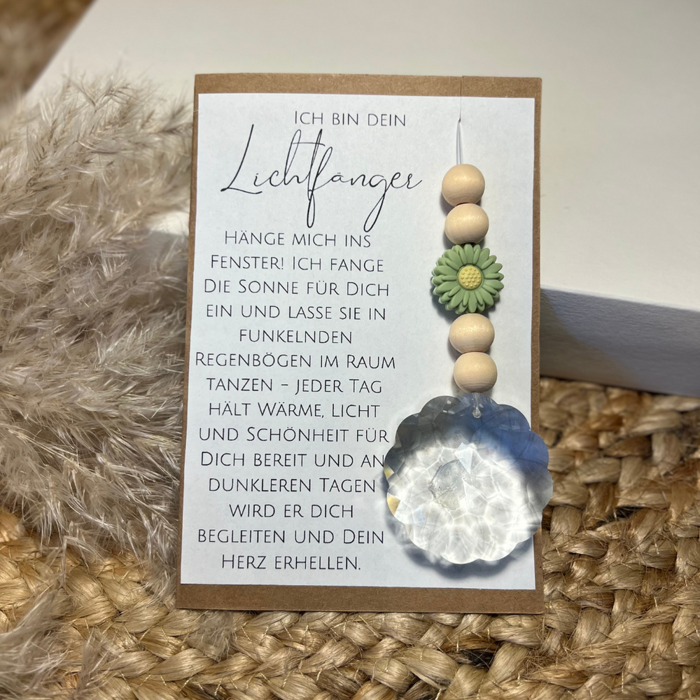 Lichtfänger - ein Kristallanhänger mit Perlen zum Aufhängen ins Fenster. Er verwandetl den Raum bei Sonnenstrahleneinfall in viele Regenbögen.