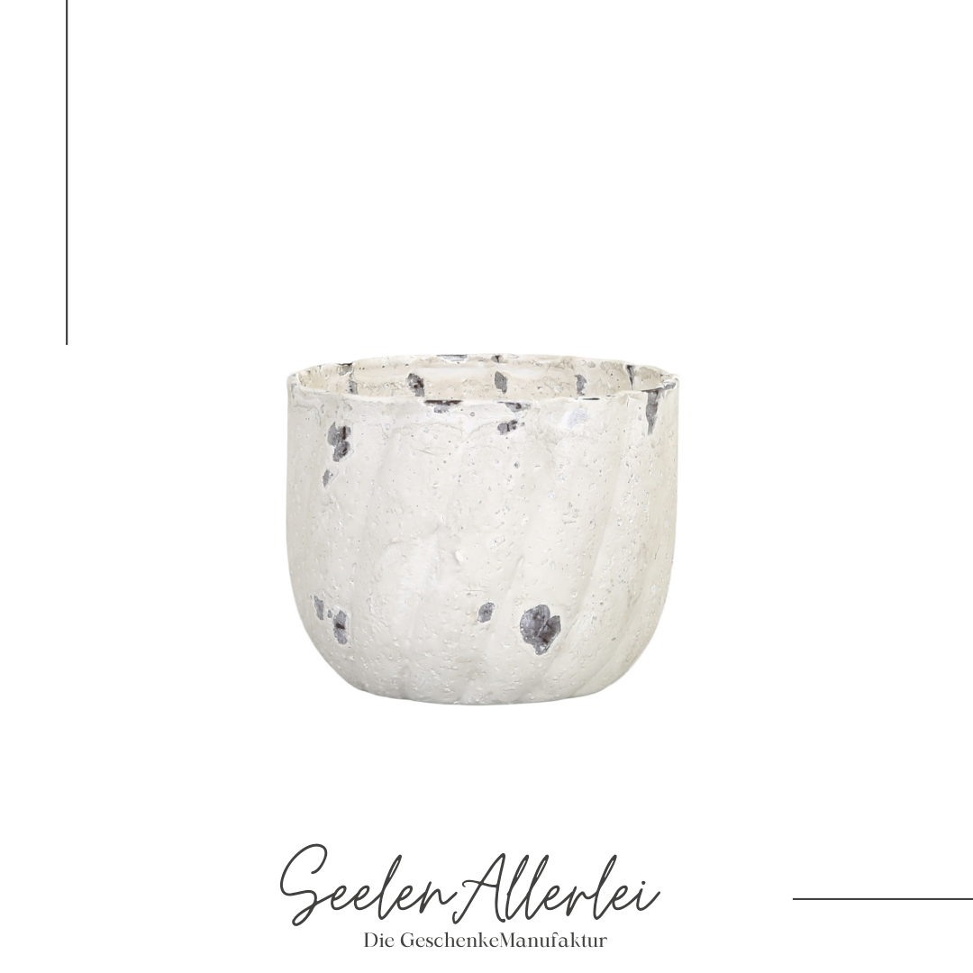 Detailaufnahme Kerzenhalter in creme vor weißem Hintergrund
