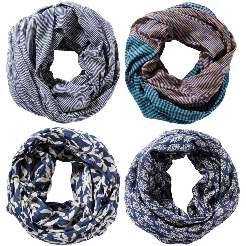 Detailaufnahme der 4 unterschiedlichen Halstücher in Blautönen