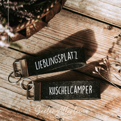 Schlüsselanhänger mit der Aufschrift Kuschelcamper und Lieblingsplatz