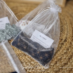 blaues Augenkältekissen mit Leinsamen gefüllt in einem Organza-Geschenkbeutel