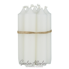 weiße Stabkerzen als Bündel vor weißem HIntergrund