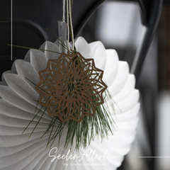 zusätzliche dekoration aus Papierornament, ds am Band zum Aufhängen der Papierornamente hängt