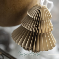 kleiner Tannenbaum aus Papier zum Aufhängen