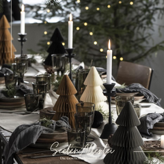 große gedeckte Tafel mit Papiertannenbäumen von IBlaursen