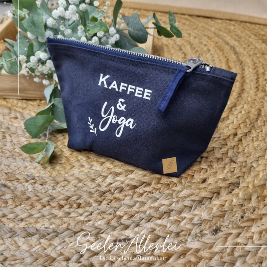kleine blaue Kulturtasche mit der Aufschrift Kaffee und Yoga