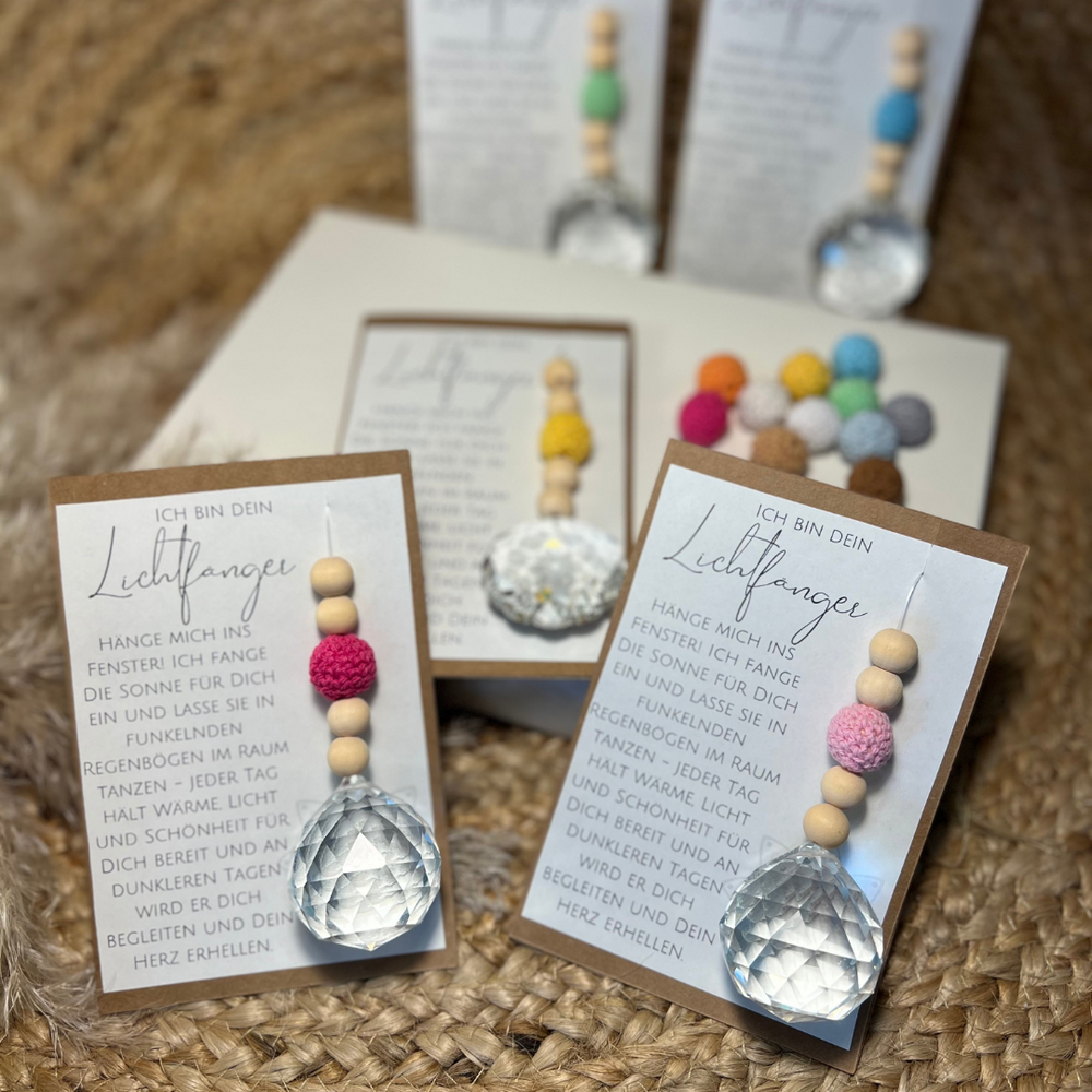 Auswahl an verschiedenen Suncatchern und Lichtfängern im unterschiedlichen Design mit Geschenkkarte