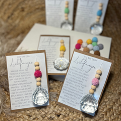 Auswahl an verschiedenen Suncatchern und Lichtfängern im unterschiedlichen Design mit Geschenkkarte