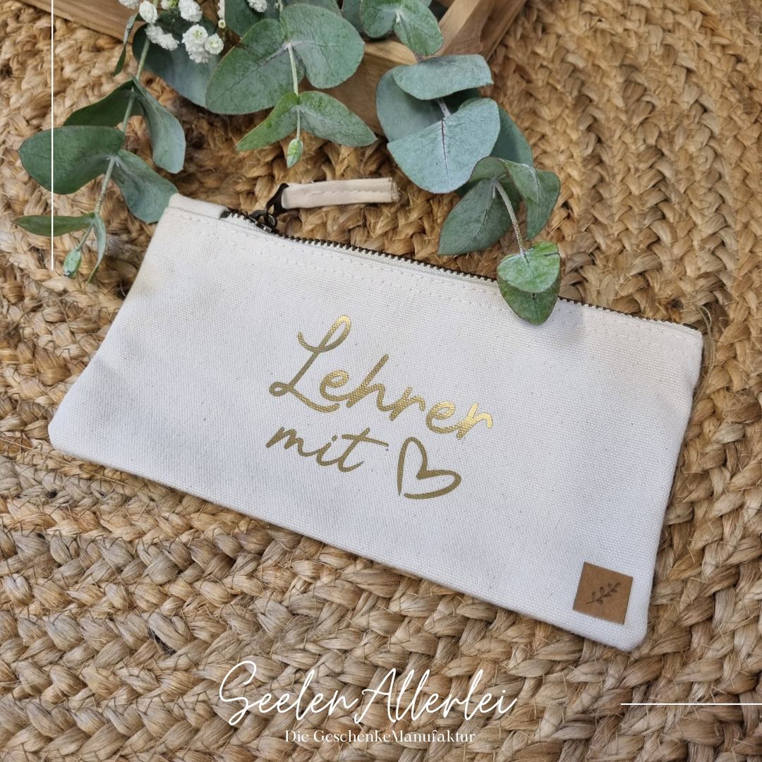 Stiftemappe als Geschenk mit einem Aufdruck Lehrer mit Herz