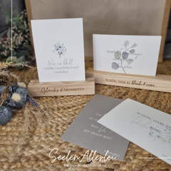 Karte was uns bleibt und schöne Erinnerungen für den Trauerfall stehen in einem Kartenhalter