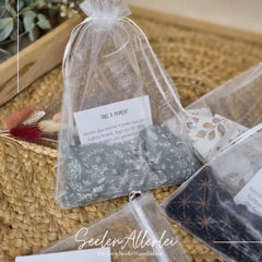 Kältekissen für die Augen im Organzasäckchen und Anleitungstext