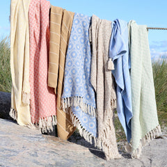 7 Decken von der Firma Chic Antique hängen zum Anschauen auf einem Seil drappiert als Beispielbild für die Auswahl der Farben.