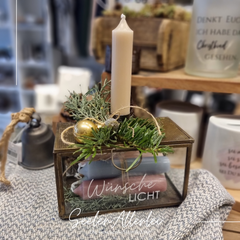 Glasbox mit Messingrand dekoriert mit einer Kerze im Kerzenhalter und 6 Kerzen in der Box.