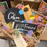 celebrationbox mit untersetzer, schlüsselanhänger mit bester freund, einem flaschenöffner aus holz in einer schönen Geschenkschale mit Konfetti zum verschenken.