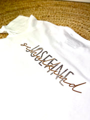 Shirt zur Einschulung für ein mädchen mit namen und Schulkind beddruckt