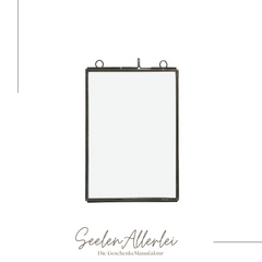 Glasrahmen klein von iblaursen auf weißem Hintergrund