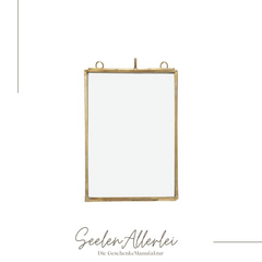 Glasrahmen gold klein vor weißem Hintergrund