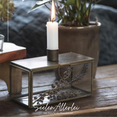 Kerzenhalter Glasbox in Messingoptik mit einer brennenden Kerze.