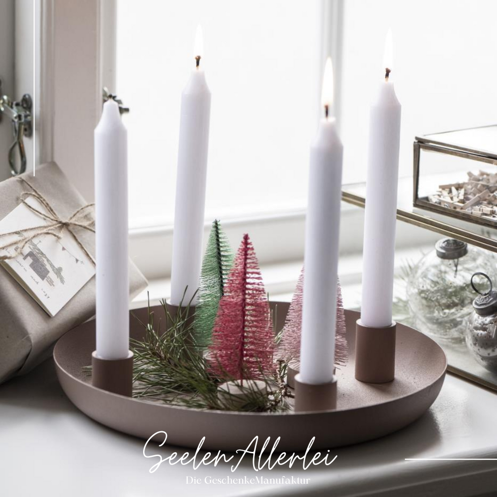 Adventsteller von Iblaursen in staubig grün mit 4 weißen Kerzen und Weihnachtsdekoration