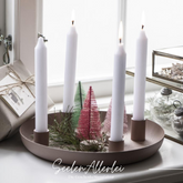 Adventsteller von Iblaursen in staubig grün mit 4 weißen Kerzen und Weihnachtsdekoration