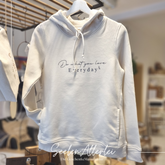 Aufgehängter Offwhite Hoodie mit schwarzem Aufdruck Do what you love Everyday in Werkstatt oder Laden von SeelenAllerlei